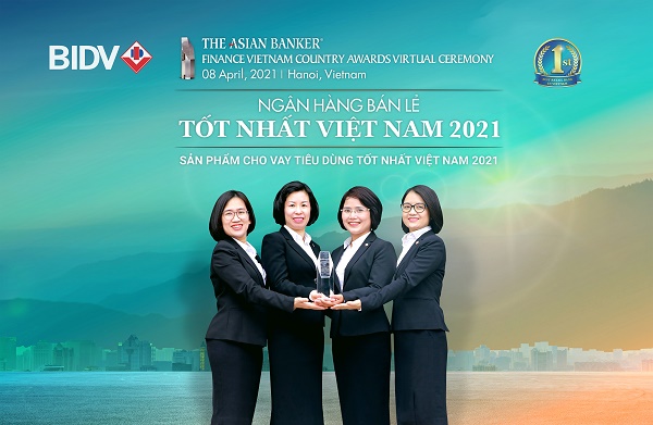 Đại diện BIDV nhận giải thưởng Ngân hàng Bán lẻ tốt nhất Việt Nam 2021