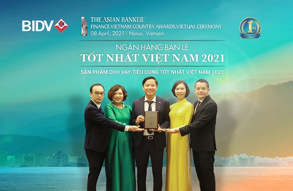 Đại diện BIDV nhận giải thưởng Sản phẩm cho vay tiêu dùng tốt nhất Việt Nam 2021