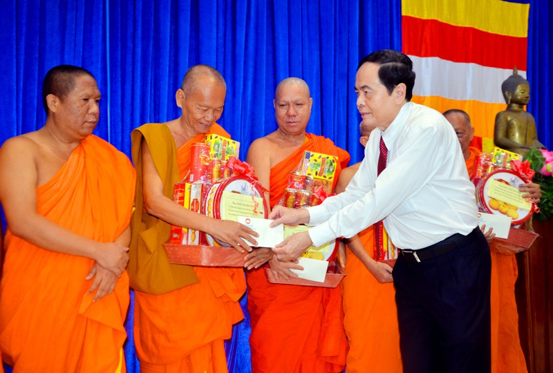 Ông Trần Thanh Mẫn tặng quà cho các sư sãi và Hội đoàn kết yêu nước tỉnh Sóc Trăng