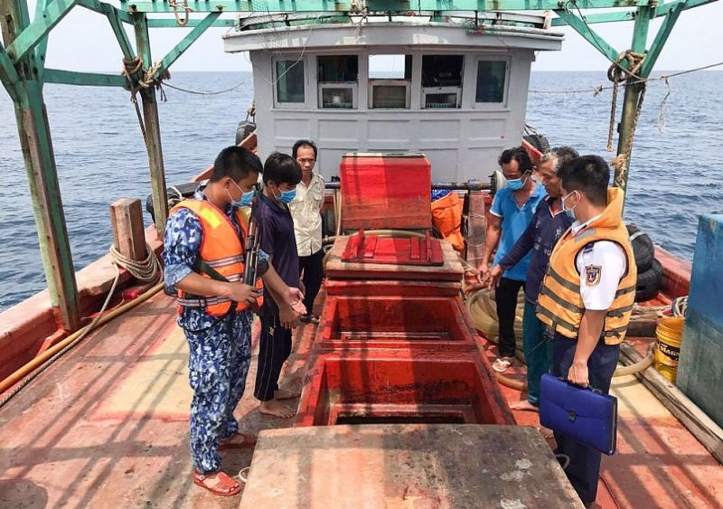 Cảnh sát biển bắt giữ tàu chở trên 100.000 lít dầu DO không rõ nguồn gốc