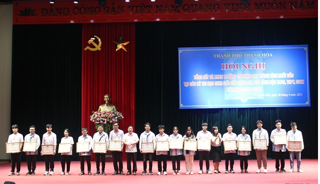 Đại diện lãnh đạo Sở GD&ĐT, Thành ủy TP Thanh Hóa tặng giấy khen cho các em học sinh đạt giải quốc gia..