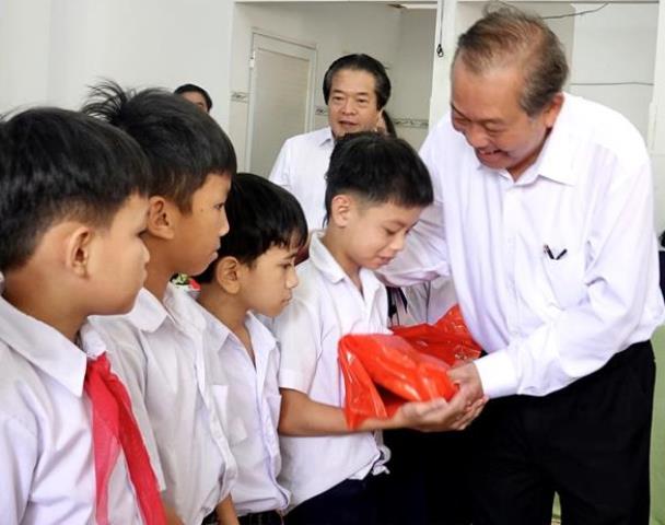 Phó Thủ tướng Thường trực Trương Hòa Bình: Thăm, tặng quà Trung tâm nuôi dạy trẻ khuyết tật ở Quảng Ngãi