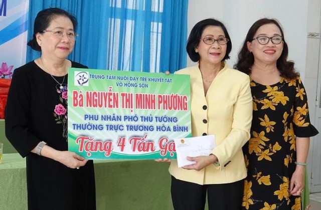 Phu nh&acirc;n Ph&oacute; Thủ tướng Trương Ho&agrave; B&igrave;nh, b&agrave; Nguyễn Thị Minh Phương trao tặng 4 tấn gạo cho Trung t&acirc;m nu&ocirc;i dạy trẻ khuyết tật V&otilde; Hồng Sơn