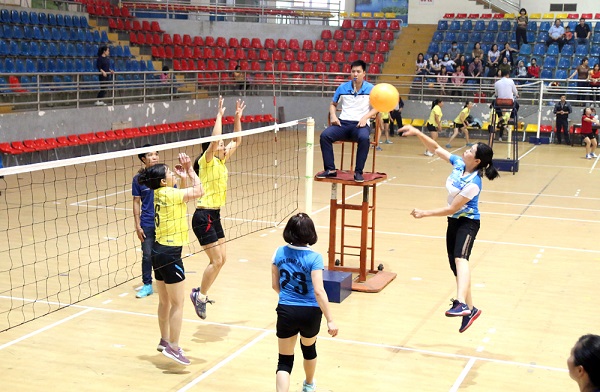 Trận thi đấu giữa ph&ograve;ng GD-ĐT L&acirc;m Thao v&agrave; ph&ograve;ng GD-ĐT Hạ Ho&agrave; diễn ra s&ocirc;i nổi, hấp dẫn