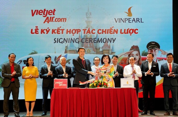 Đại diện Vietjet (bên trái) và đại diện Vinpearl tại lễ ký hết hợp tác chiến lược. Ảnh: Vietjet