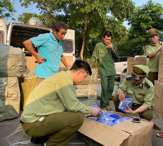 Lạng Sơn: Hơn 10.000 đơn vị sản phẩm hàng hóa bị tạm giữ để xác minh nguồn gốc