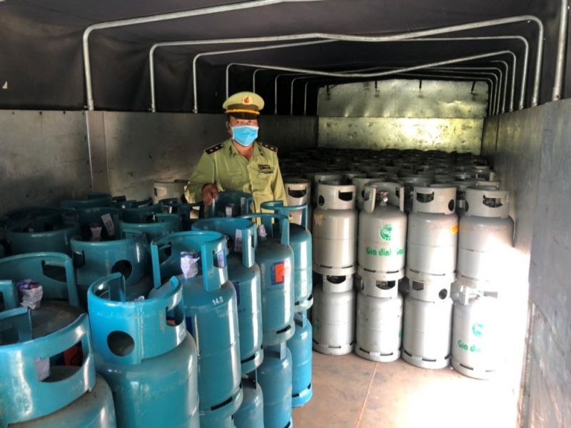 Tiền Giang: Tạm giữ 300 bình gas trị giá khoảng 150 triệu đồng có dấu hiệu giả mạo nhãn hiệu