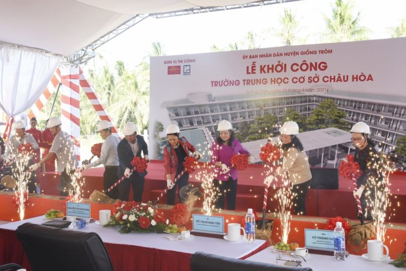 Các đại biểu thực hiện nghi lễ khởi công dự án xây dựng Trường THCS Châu Hòa