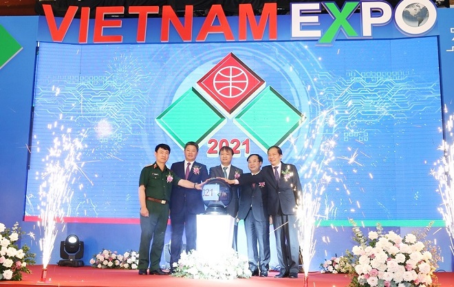 Các đại biểu thực hiện nghi thức nhấn nút khai mạc hội chợ Vietnam Expo 2021