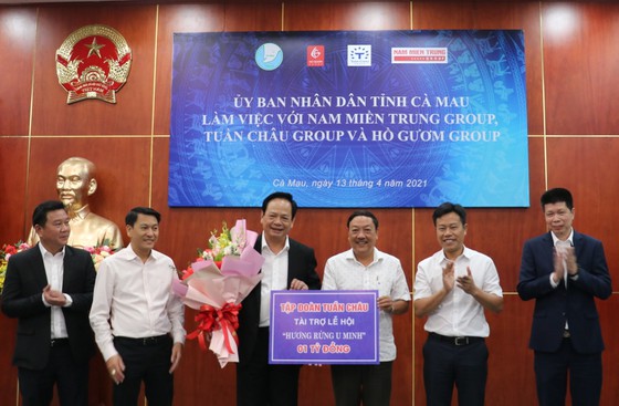 Ông Đào Hồng Tuyển (thứ 3 từ trái qua) trao bảng tượng trưng 1 tỷ đồng cho Giám đốc Sở VH-TT-DL tỉnh Cà Mau Trần Hiếu Hùng