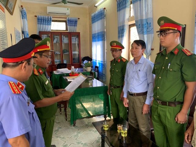 Ông Hồ Quang Hoá- nguyên bí thư Đảng uỷ xã Quảng Vinh nhận quyết định bắt tạm giam