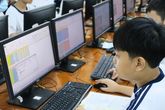 Học sinh Trường THCS Tân Bình (quận Tân Bình) trong một giờ học công nghệ . Ảnh: Thu Tâm