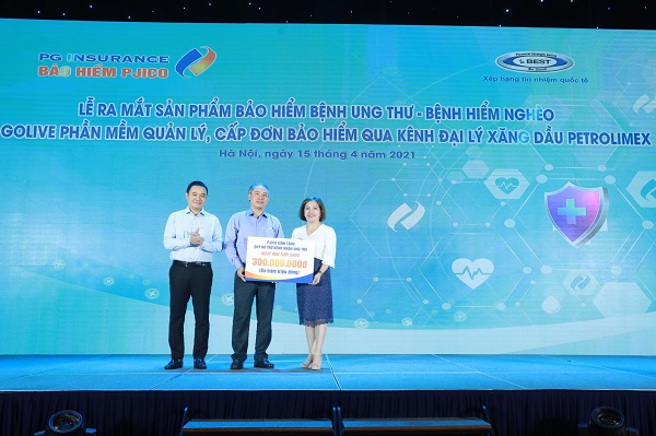 Ông Trần Ngọc Năm - Chủ tịch HĐQT và ông Đào Nam Hải - Tổng Giám đốc trao tặng 300 triệu đồng cho Quỹ