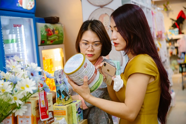 Chị Mai Anh (bên phải) đang tư vấn sản phẩm cho khách hàng