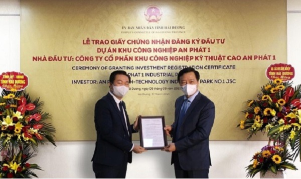 Ông Phạm Xuân Thăng - Ủy viên Trung ương Đảng, Bí thư Tỉnh ủy Hải Dương trao Quyết định thành lập KCN cho Công ty An Phát 1