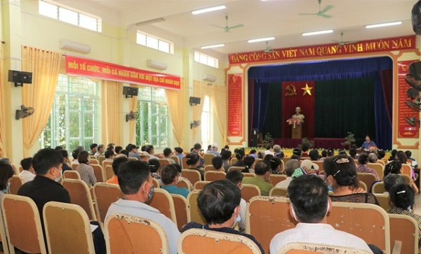 Người dân xã Quốc Tuấn trong cuộc họp với hội đồng GPMB