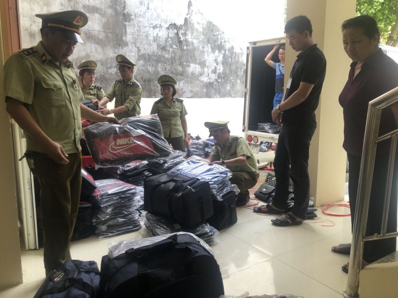 QLTT Hà Giang tạm giữ số lượng lớn hàng hóa giả mạo nhãn hiệu nổi tiếng Adidas, Nike, Apple, Gucci