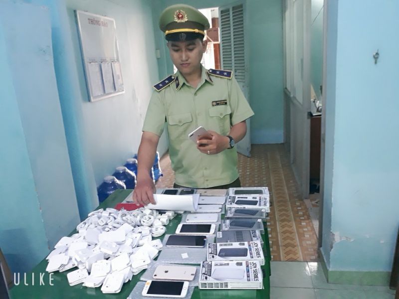 Tiền Giang: Tạm giữ 63 điện thoại Iphone đã qua sử dụng, 177 phụ kiện điện thoại có dấu hiệu nhập lậu