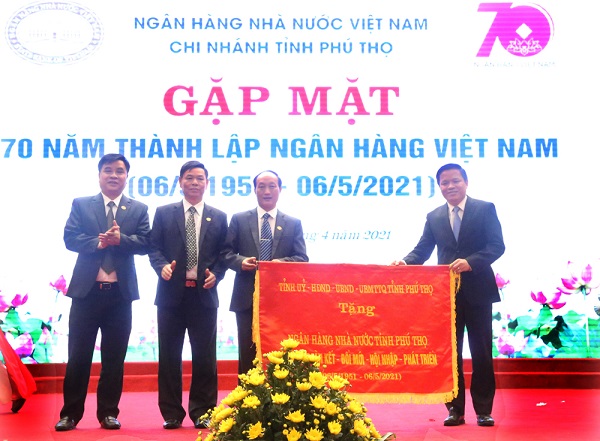 Thay mặt Tỉnh ủy - HĐND - UBND - Ủy ban MTTQ tỉnh, Ph&oacute; Chủ tịch UBND tỉnh Phan Trọng Tấn đ&atilde; trao tặng ng&agrave;nh Ng&acirc;n h&agrave;ng bức trướng mang d&ograve;ng chữ: Ng&acirc;n h&agrave;ng Nh&agrave; nước tỉnh Ph&uacute; Thọ 70 năm Đo&agrave;n kết - Đổi mới - Hội nhập - Ph&aacute;t triển.