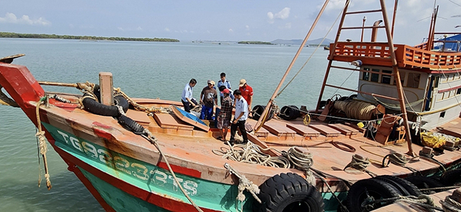 Phát hiện 2 tàu đánh cá chở đầy dầu DO nghi nhập lậu trên vùng biển Côn Đảo