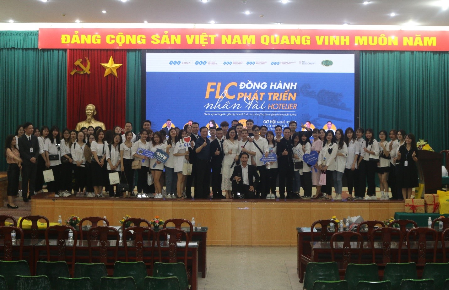 Sinh viên k22 ngành Du lịch chụp ảnh kỷ niệm cùng các thầy cô giảng viên của khoa và đại diện Tập đoàn FLC.