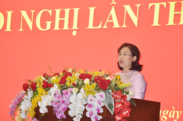Bà Nguyễn Thị Yến, Phó Bí thư thường trực tỉnh ủy báo cáo tại Hội nghị