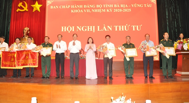 Ban Thường vụ Tỉnh ủy khen thưởng các tổ chức đảng và đảng viên đạt 