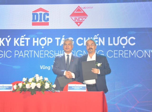 Ông Hoàng Văn Tăng (TGĐ) Tập đoàn DIC ký kết hợp tác với Tổng Công ty Tư vấn Xây dựng Việt Nam - Công ty Cổ phần VNCC đại diện ông Trần Đức Toàn (TGĐ)