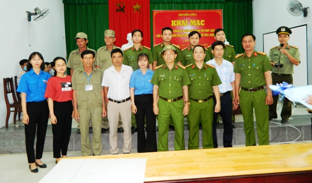 Công an Thành phố Huế thưởng “nóng” lực lượng làm căn cước công dân