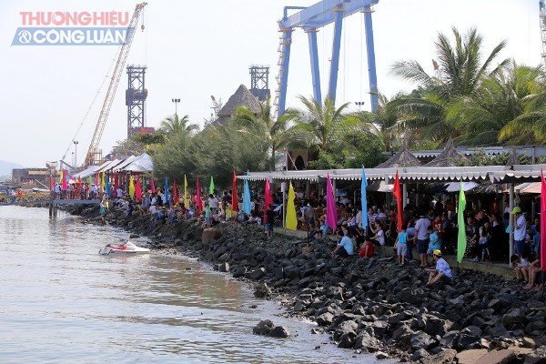 Quang cảnh du khách dự lễ hội đua thuyền buồm ở Marina (Bà Rịa Vũng Tàu)