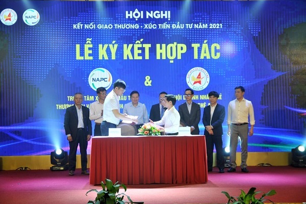 Các đại biểu chứng kiến lễ ký kết hợp tác giữa Trung tâm Xúc tiến Đầu tư, Thương mại và Du lịch tỉnh Nghệ An với Hội doanh nhân trẻ Nghệ An