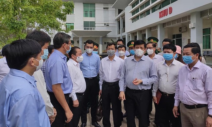 Bộ trưởng Y tế Nguyễn Thanh Long (thứ 3 từ phải) kiểm tra công tác phòng chống dịch ở Kiên Giang