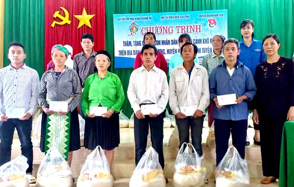 Đoàn thiện nguyện trao tặng quà cho các hộ nghèo có hoàn cảnh đặc biệt khó khăn xã Minh Hương (Hàm Yên)