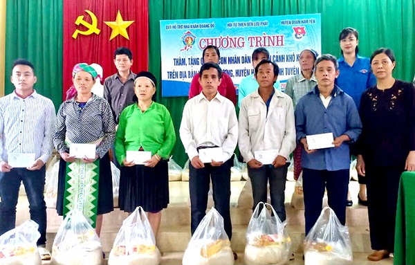 Tuyên Quang: Trao tặng 100 suất quà cho hộ nghèo tại huyện Hàm Yên