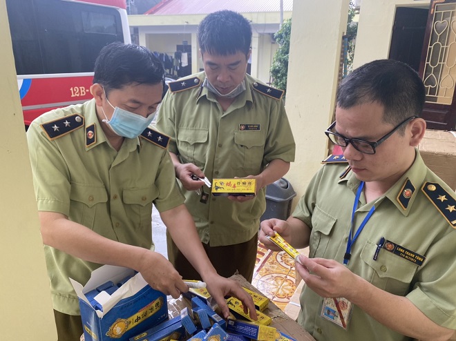 Lực lượng QLTT tỉnh Lạng Sơn đang tiến hành kiểm đếm số lượng hàng hóa vi phạm