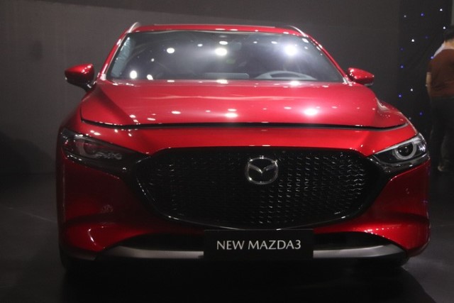 Mazda CX-30 được THACO AUTO phân phối gồm 2 phiên bản 2.0L Premium (giá 839 triệu đồng/chiếc) và 2.0L Luxury (899 triệu đồng/chiếc)