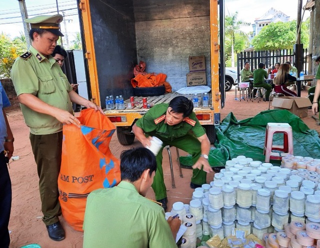 Bình Định: Tạm giữ hàng nghìn sản phẩm thực phẩm, hóa mỹ phẩm không hóa đơn chứng từ