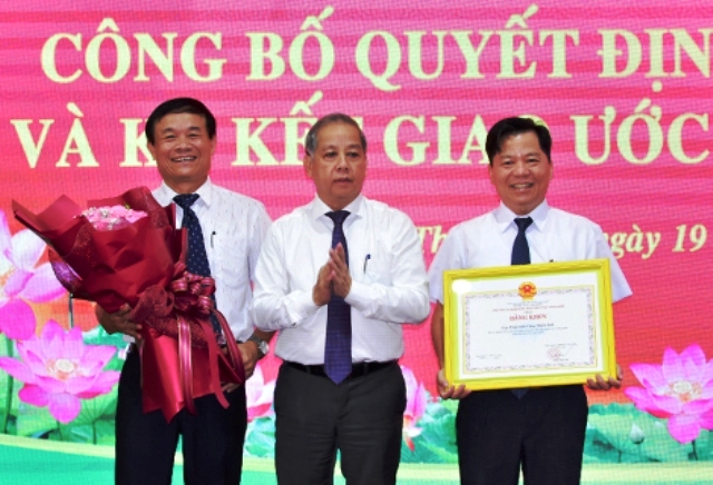Tặng bằng khen của UBND tỉnh cho Cục Thuế Thừa Thiên Huế