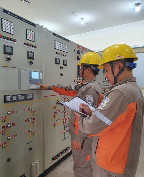 Công nhân TBA 110 kV Vân Đồn lấy thông số kỹ thuật giờ cao điểm