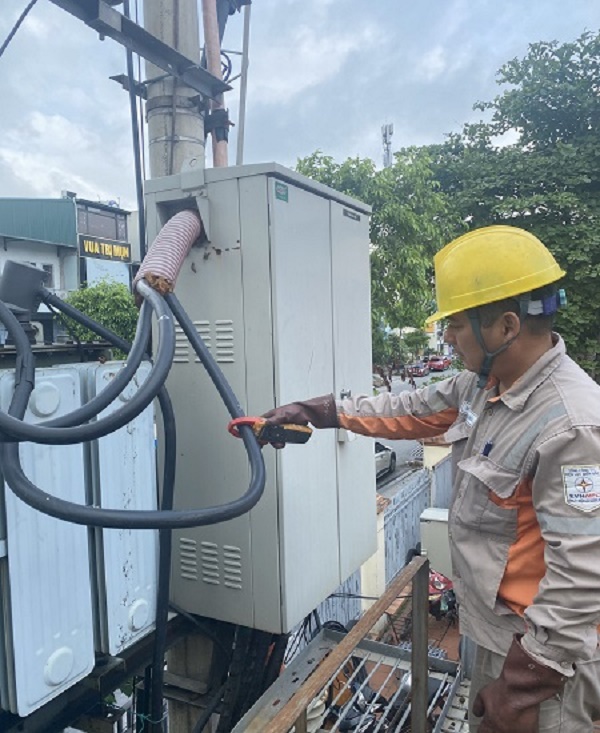 Công nhân Điện lực TP Hạ Long kiểm tra dòng điện