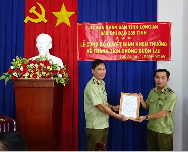 Long An: Khen thưởng Đội QLTT số 1 sau vụ phát hiện, thu giữ 7.200 bao thuốc lá điếu nhập lậu