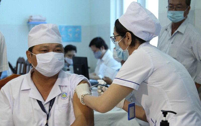Những nhân viên y tế đầu tiên được viêm vaccine phòng COVID-19. Ảnh: BVCC