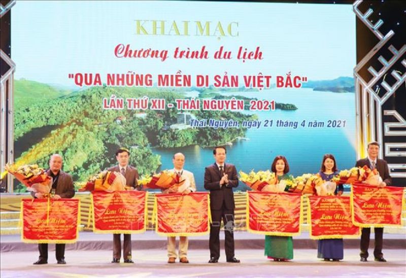 Lãnh đạo UBND tỉnh Thái Nguyên tặng cờ lưu niệm cho các tỉnh tham dự chương trình.