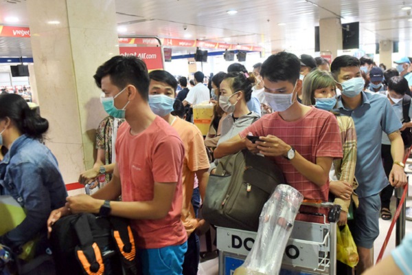 Tình trạng ùn tắc tại cửa an ninh sân bay Tân Sơn Nhất