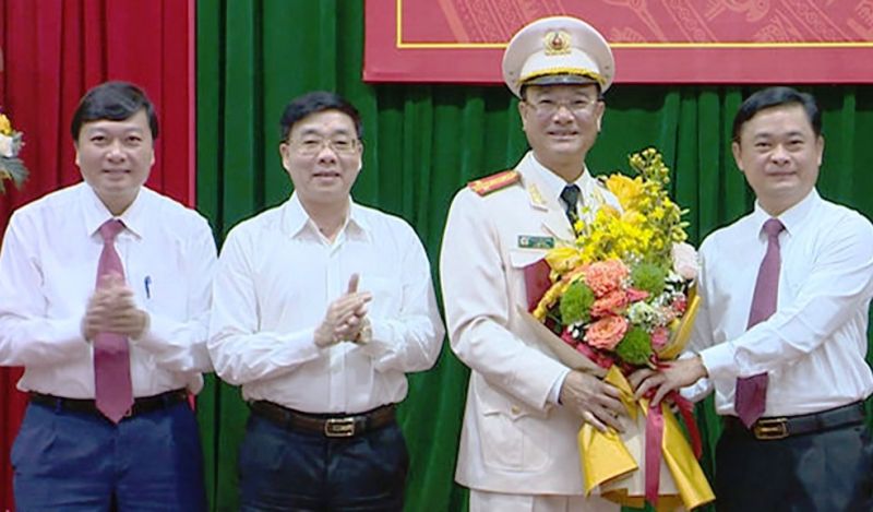 Lãnh đạo tỉnh Nghệ An tặng hoa chúc mừng Đại tá Phạm Thế Tùng