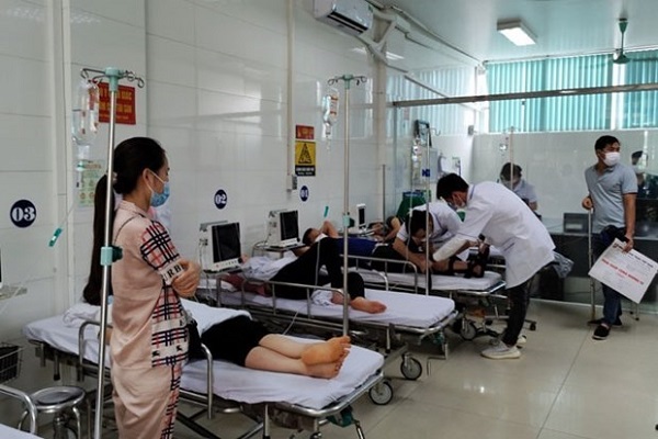 Các bệnh nhân đang được cấp cứu tại Bệnh viện Đa khoa Hữu Nghị 103 Yên Bái