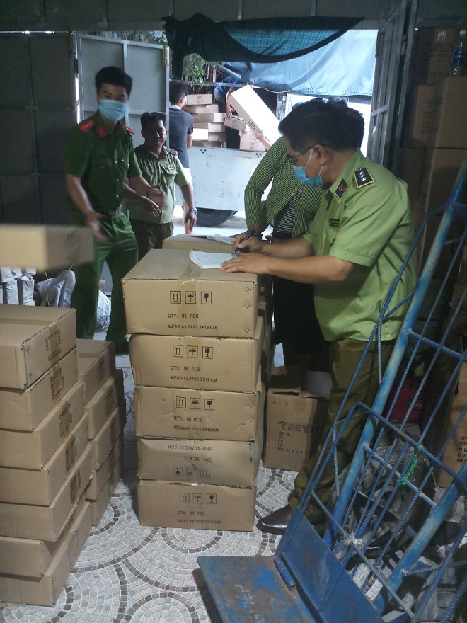 QLTT Vĩnh Long xử phạt trên 100 triệu đồng đối với doanh nghiệp gia công lắp ráp đèn led vi phạm nhãn hàng hóa