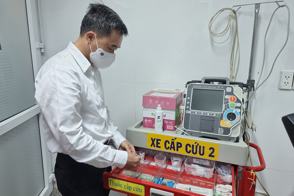 Thứ trưởng Thuấn kiểm tra trang thiết bị cấp cứu tại Bệnh viện đa khoa tỉnh S&oacute;c Trăng