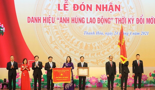 Phó Chủ tịch nước Võ Thị Ánh Xuân trao danh hiệu Anh hùng Lao động thời kỳ đổi mới cho Bệnh viên Đa khoa tỉnh Thanh Hoá.