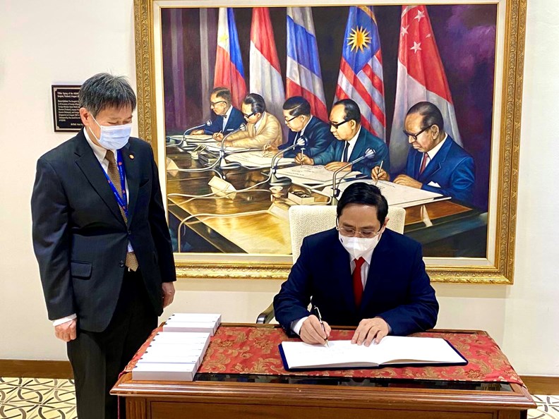 Thủ tướng Phạm Minh Chính ký sổ lưu niệm tại trụ sở Ban Thư ký ASEAN. Ảnh: VGP/Nhật Bắc